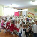 Wszystkie dzieci śpiewające hymn 